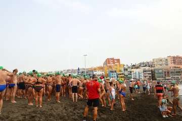 Alberto Rdríguez e Isabel Navarro triunfan en la XVII Travesía a Nado de Salinetas (Foto TA)